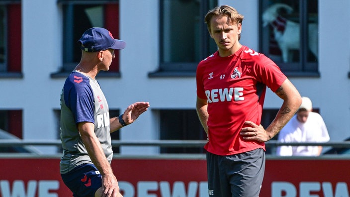 Chef-Trainer Gerhard Struber mit Mathias Olesen