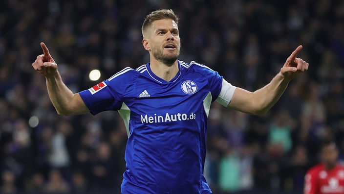 Schalkes Torjäger Simon Terodde hat seinen Vertrag bei den Blau-Weißen trotz des Abstiegs in die 2. Bundesliga verlängert. 