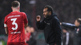 Fortuna Düsseldorfs Coach Daniel Thioune (rechts) im Gespräch mit Kapitän Andre Hoffmann.