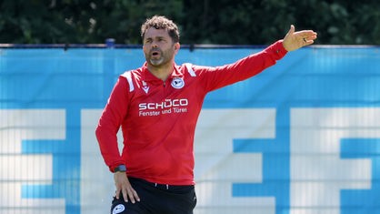 Arminia Bielefelds neuer Coach Uli Forte feierte den ersten Erfolg im Testspiel in Steinhagen.
