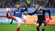 Schalkes Henning Matriciani (r.) bedrängt Kiels Steven Skrzybski