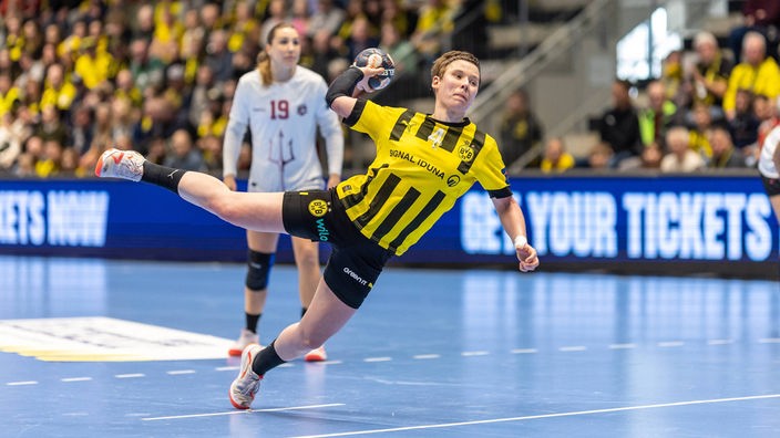 Alina Grijseels von Borussia Dortmund beim Sieben Meter-Wurf
