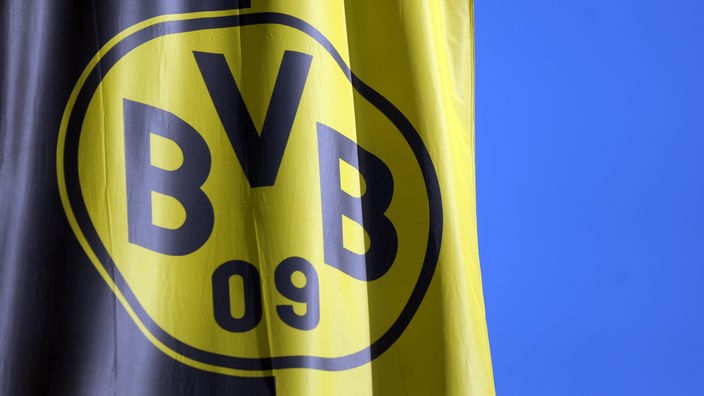 Das Logo von Borussia Dortmund auf einer Flagge.