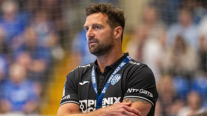 Handball-Trainer Florian Kehrmann vom TBV Lemgo Lippe mit verschränkten Armen (Archivbild)