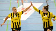 Borussia Dortmunds Handballerinnen Dana Bleckmann (l.) und Emma Olsson klatschen sich ab