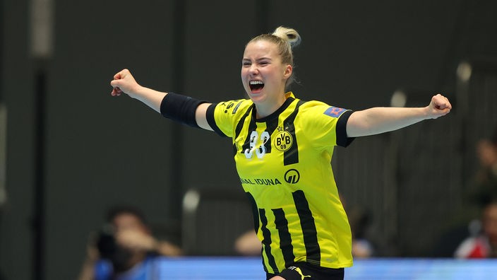 Borussia Dortmunds Außenspielerin Lena Hausherr jubelt