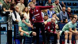 Gummersbach-Trainer Gudjon Sigurdsson spricht mit Kentin Mahe