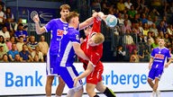 Zweikampf zwischen Ole Pregler (l./VfL Gummersbach) und Lukas Hutecek (TBV Lemgo Lippe)