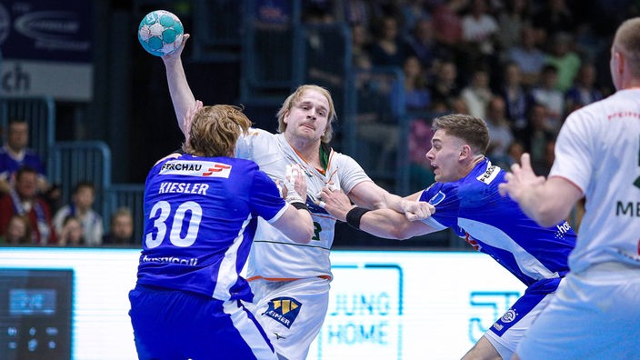 Tom Kiesler (VfL Gummersbach) gegen Magnus Fredriksen (HSG Wetzlar)