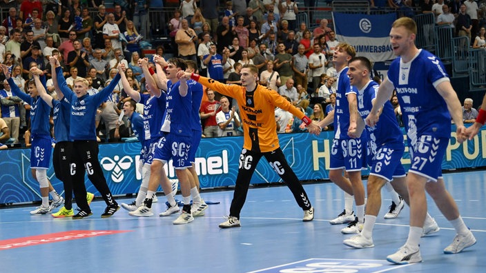 Die Mannschaft des VfL Gummersbach bejubelt den Einzug in die Hauptrunde des EHF Pokals