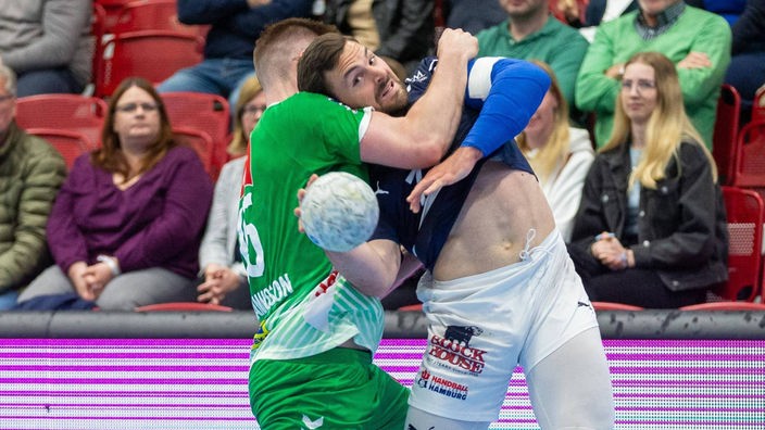 Wie hier beim Zweikampf von  Sveinn Johannsson (GWD Minden) mit Hamburgs Dani Baijens (r.) war die Partie äußerst umkämpft.
