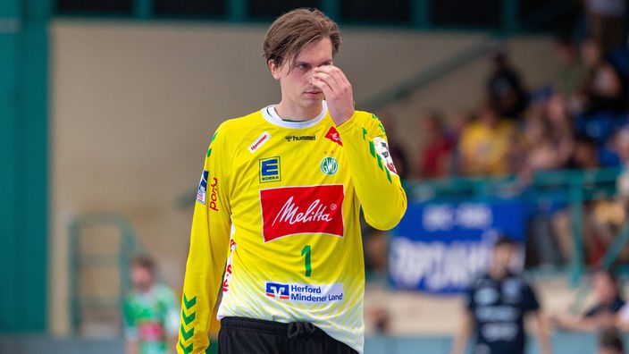 Torhüter Malte Semisch vom TSV GWD Minden ist enttäuscht.