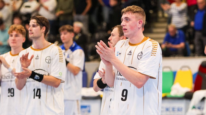 Die Spieler des Handball-Zweitligisten TSV Bayer Dormagen bedankt sich nach einem Spiel bei den Fans