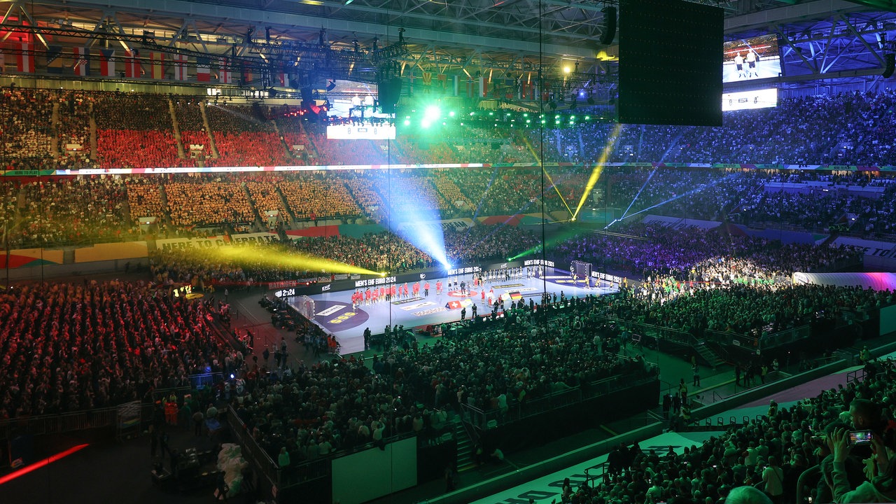 Bei der Handball-EM traf Deutschland im Eröffnungsspiel in Düsseldorf auf die Schweiz - vor einer Rekordkulisse.