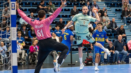 Lukas Blohme vom VfL Gummersbach wirft auf das Tor von Yassine Belkaied von Fenix Toulouse