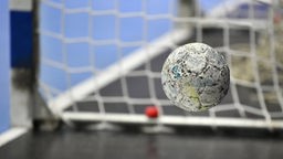 Ein Handball liegt im Tornetz