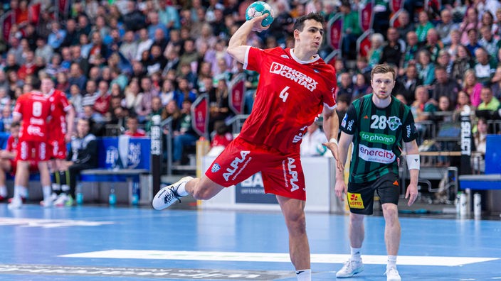 Handballspieler Samuel Zehnder vom TBV Lemgo Lippe beim Wurf
