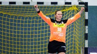 Handball-Torhüterin Melanie Veith von der HSG Blomberg-Lippe streckt die Arme nach oben (Archivfoto)