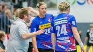 Trainer Steffen Birkner gibt seinen Spielerinnen Anweisungen