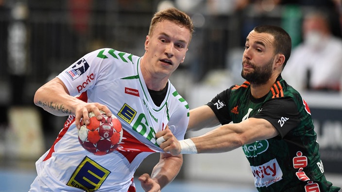 Bastian Roscheck (r.) - hier im Duell mit dem Mindener Jan Grebenc - hat in der Bundesliga zuletzt für Hannover-Burgdorf gespielt. 