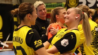 Haruno Sasaki (links) und Maraike Kusian von Borussia Dortmund feiern einen Sieg (Archivbild).