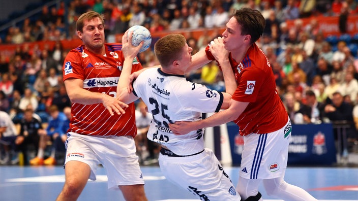 Handballprofi Niels Versteijnen (M.) vom TBV Lemgo Lippe im HBL-Spiel beim Hamburger SV