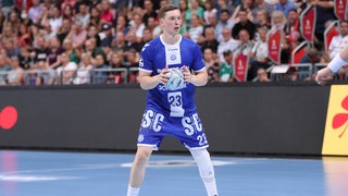 Gummersbach Spieler Ole Preger mit dem Ball in der Hand 