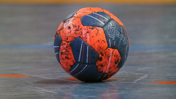 Ein Handball liegt auf dem Spielfeld (Symbolfoto)
