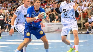 Frederik Ladefoged (Bergischer HC) am Ball
