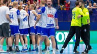 Die Handballer vom VfL Gummersbach jubeln nach ihrem Sieg gegen Lippe