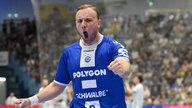 Lukas Blohme vom VfL Gummersbach jubelt im Spiel gegen Mors-Thy Håndbold.