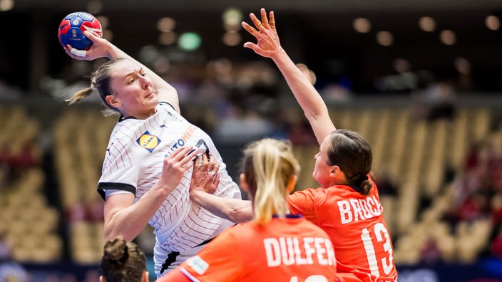 Handball-Nationalspielerin Viola Leuchter beim Wurf