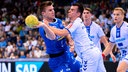 Milos Vujovic (links) vom VfL Gummersbach im Duell mit Gianfranco Pribetic vom TVB Stuttgart.