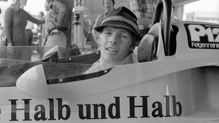 Hans Heyer mit Tirolerhut im Cockpit