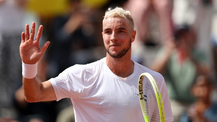 Jan-Lennard Struff jubelt nach einem Sieg bei den olympischen Spielen in Paris