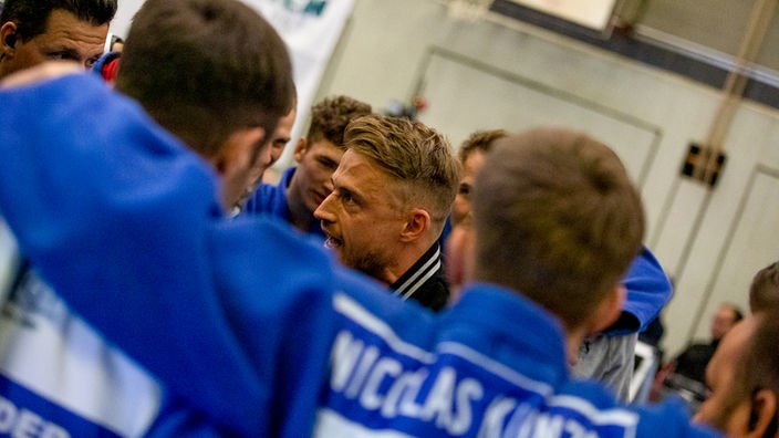 Remscheider Judoteam: Cedric Pick umgeben von Judokämpfern des eigenen Teams