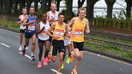 Eine Läufergruppe beim Köln Marathon, u.A. mit Zinash Mekonnen