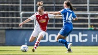 Laura Donhauser (1. FC Koeln, 25) im Duell mit Milla Punsar (SV Meppen 1912 e.V., 14) 