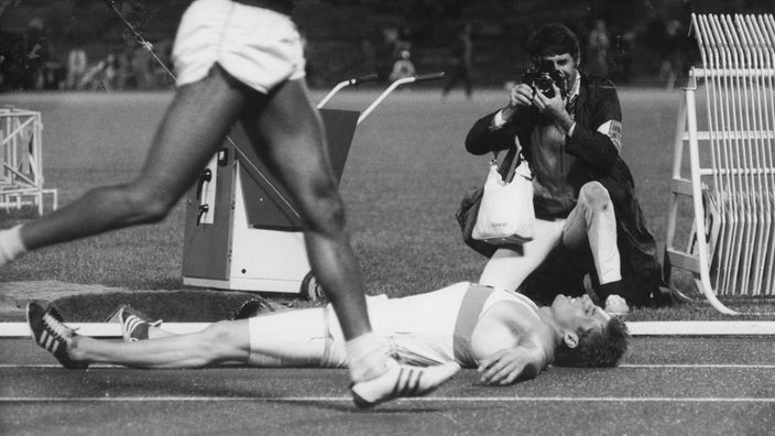Kurt Bendlin liegt nach dem 400-Meter-Lauf bei den Olympischen Spielen im Mexiko 1968 mit einem Kreislaufkollaps auf dem Boden.