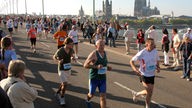Teilnehmer des Köln Marathons auf der Deutzer Brücke