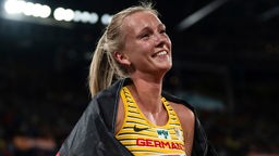 Deutschlands Leichtathletin Lea Meyer freut sich nach dem Gewinn der Silbermedaille bei der EM über 3000m Hindernis. 