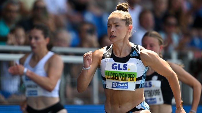 Sprinterin Gina Lückenkemper bei den deutschen Leichtathletik-Meisterschaften 2024 in Braunschweig.