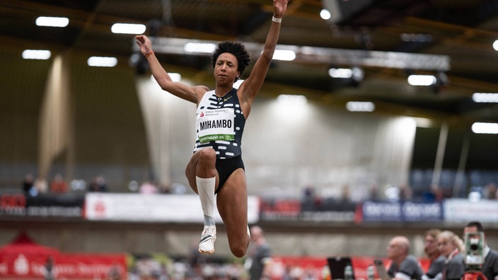 Weitspringerin Malaika Mihambo beim Leichtathletik-Halle-Wettkampf in Dortmund 2024