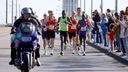 Die Spitzengruppe beim Köln Marathon läuft über die Deutzer Brücke