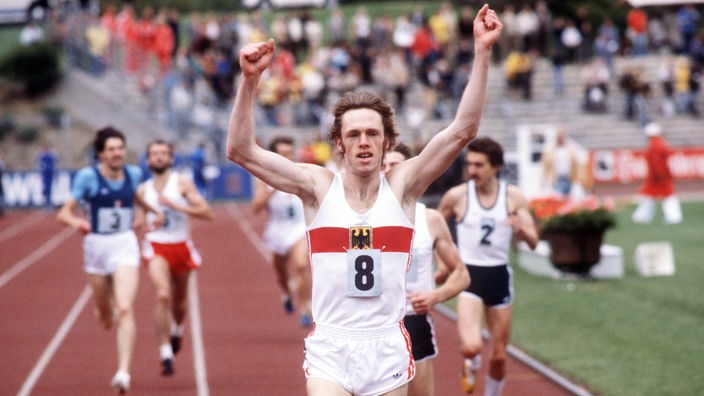 Willi Wülbeck jubelt 1983 beim Zieleinlauf