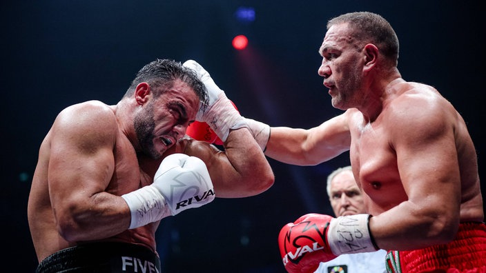 Profiboxer Mahmoud Charr (links) im Duell mit Kubrat Pulew.