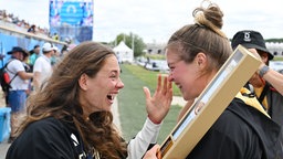 Paulina Paszek (links) jubelt mit Jule Hake über ihre Bronzemedaille.