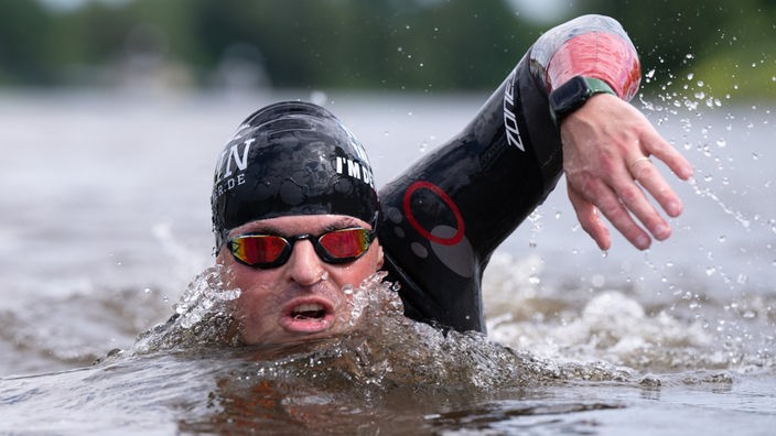 Der Extremsportler Joseph Hess will in Rekordzeit den kompletten Rhein durchschwimmen.