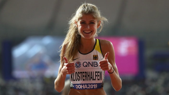 Konstanze Klosterhalfen freut sich über ihre Bronzemedaille über 5.000 Meter bei der LA-WM in Katar.