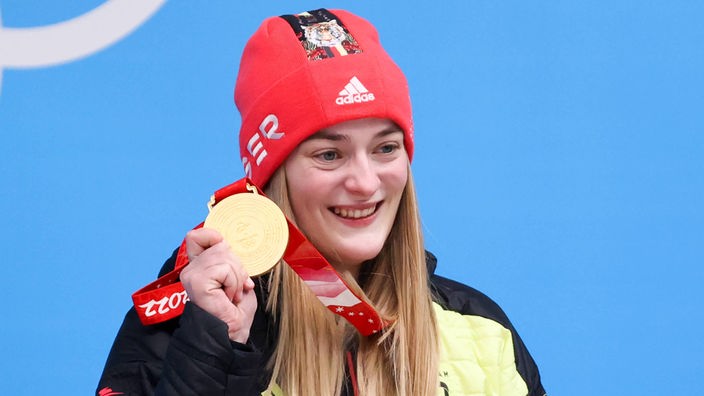 Skeleton-Piloton Hannah Neise nach dem Gewinn der olympischen Goldmedaille in Peking.